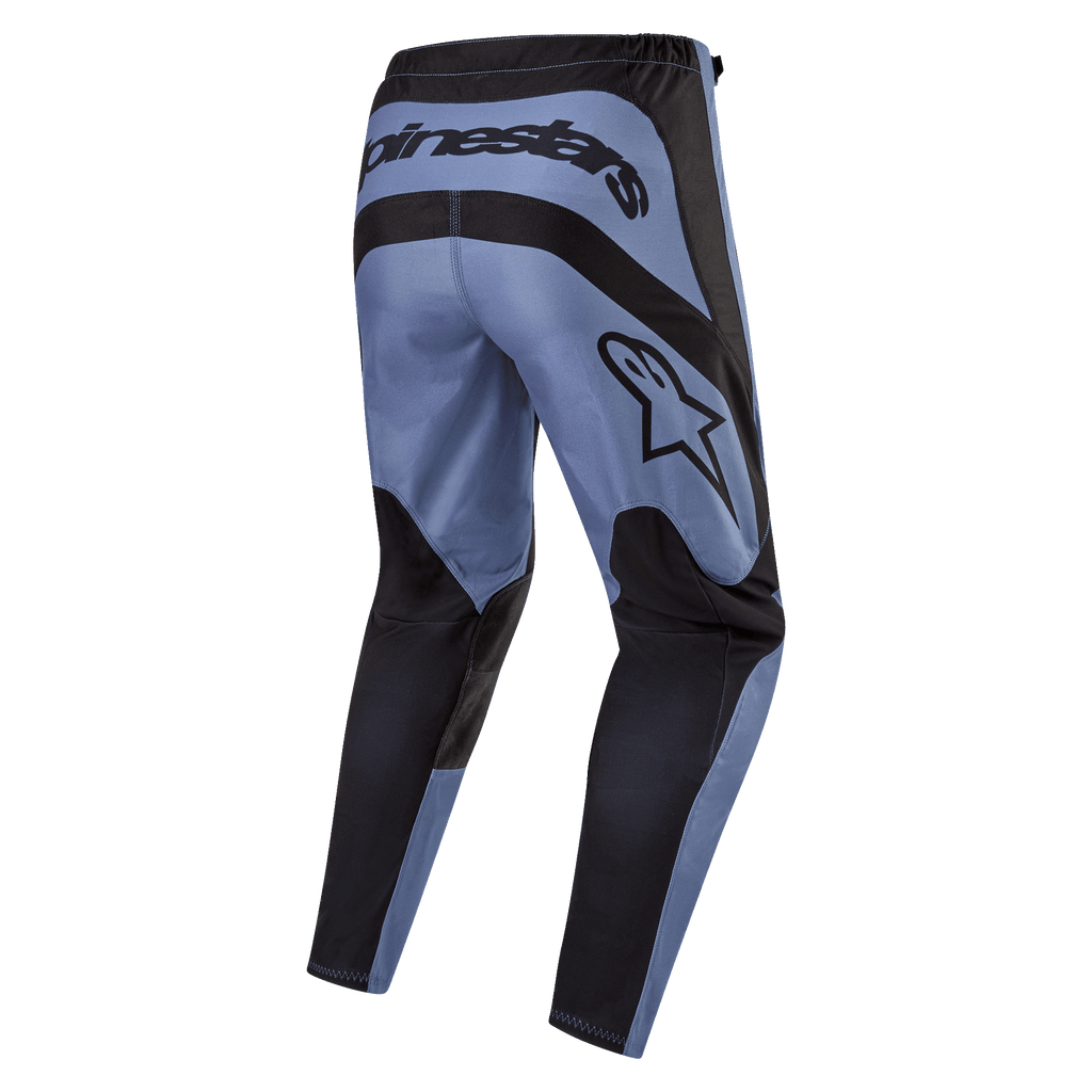Alpinestars 2024 Fluid Lurv broek, motorcrossbroek, lichtblauw en zwart, achteraanzicht met opvallende Alpinestars-branding op de achterkant en zijkant, zwarte versterkte panelen op het zitvlak en de binnenkant van de benen, ergonomisch voorgevormd ontwerp voor off-road prestaties