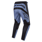 Alpinestars 2024 Fluid Lurv broek, motorcrossbroek, lichtblauw en zwart, achteraanzicht met opvallende Alpinestars-branding op de achterkant en zijkant, zwarte versterkte panelen op het zitvlak en de binnenkant van de benen, ergonomisch voorgevormd ontwerp voor off-road prestaties