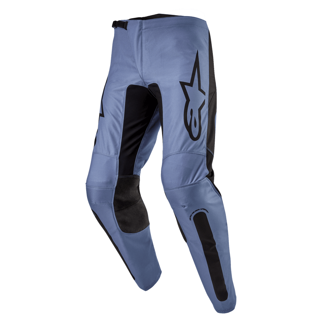 Alpinestars 2024 Fluid Lurv Pants, motorcrossbroek, lichtblauw en zwart, met een groot zwart Alpinestars-logo op de dij, zwarte versterkte binnenkniepanelen en een ergonomisch voorgevormd beenontwerp voor off-road rijden.
