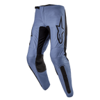 Alpinestars 2024 Fluid Lurv Pants, motorcrossbroek, lichtblauw en zwart, met een groot zwart Alpinestars-logo op de dij, zwarte versterkte binnenkniepanelen en een ergonomisch voorgevormd beenontwerp voor off-road rijden.