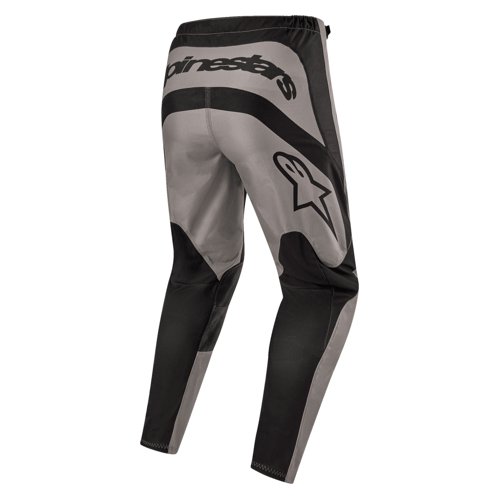Alpinestars 2024 Fluid Lurv broek, motorcrossbroek, Mud Black, achteraanzicht met opvallende Alpinestars-branding op de achterkant en sterlogo op de rechterdij, grijs en zwart paneelontwerp met duurzame 600D poly-stof voor off-road rijden.