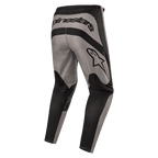 Alpinestars 2024 Fluid Lurv broek, motorcrossbroek, Mud Black, achteraanzicht met opvallende Alpinestars-branding op de achterkant en sterlogo op de rechterdij, grijs en zwart paneelontwerp met duurzame 600D poly-stof voor off-road rijden.