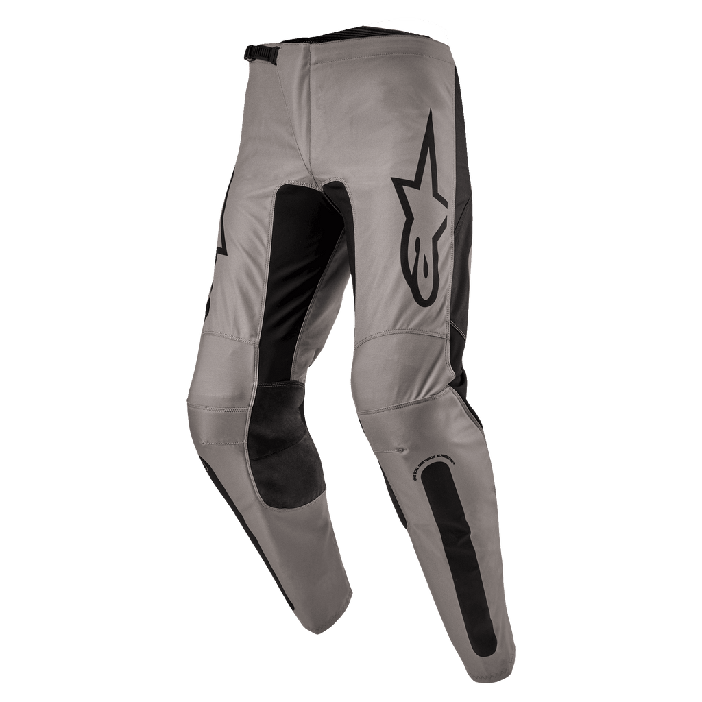 Alpinestars 2024 Fluid Lurv broek, motorcrossbroek, Mud Black, met een grijs-beige chassis en zwarte stretchpanelen aan de binnenzijde van de benen en knieën, opvallend zwart Alpinestars-logo op de dij, ergonomisch voorgevormd ontwerp voor off-road rijden