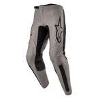 Alpinestars 2024 Fluid Lurv broek, motorcrossbroek, Mud Black, met een grijs-beige chassis en zwarte stretchpanelen aan de binnenzijde van de benen en knieën, opvallend zwart Alpinestars-logo op de dij, ergonomisch voorgevormd ontwerp voor off-road rijden