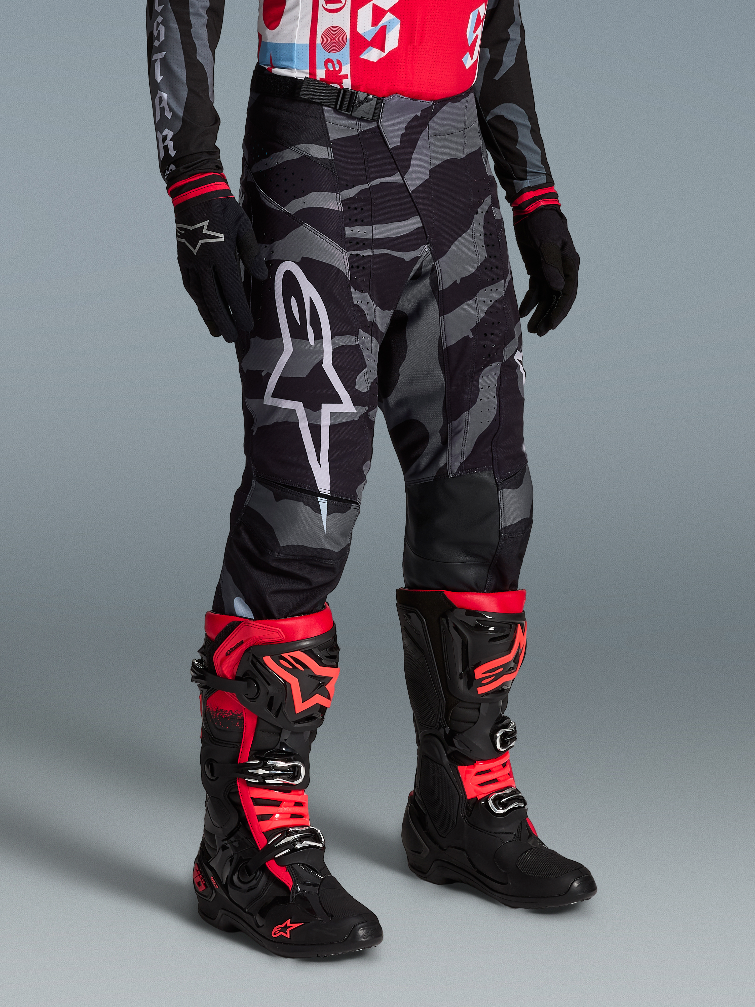 Techstar Beast Coast broek met grijs camouflagepatroon, wit Alpinestars-logo, duurzame motorcross-uitrusting.