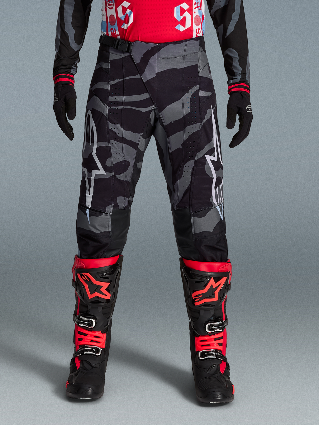 Techstar Beast Coast broek met grijs-zwart camouflagepatroon en witte logo's, motorcrossbroek in beperkte oplage.