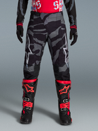 Techstar Beast Coast broek met grijs-zwart camouflagepatroon en witte logo's, motorcrossbroek in beperkte oplage.
