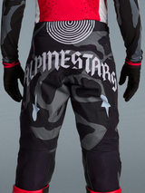 Alpinestars Techstar Beast Coast crossbroek, grijs camo met groot wit logo op het zitvlak, duurzame off-road kleding.