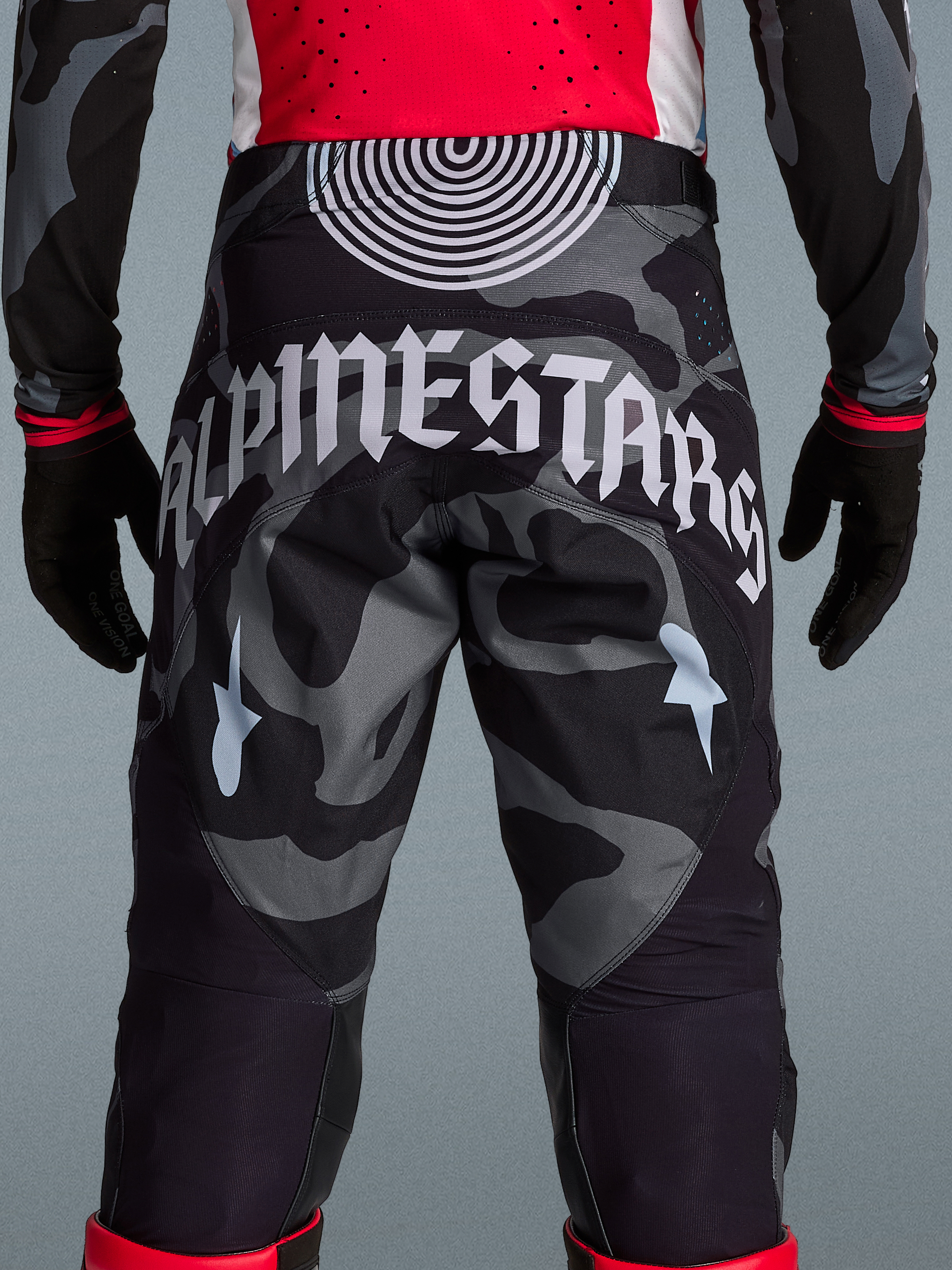 Alpinestars Techstar Beast Coast crossbroek, grijs camo met groot wit logo op het zitvlak, duurzame off-road kleding.