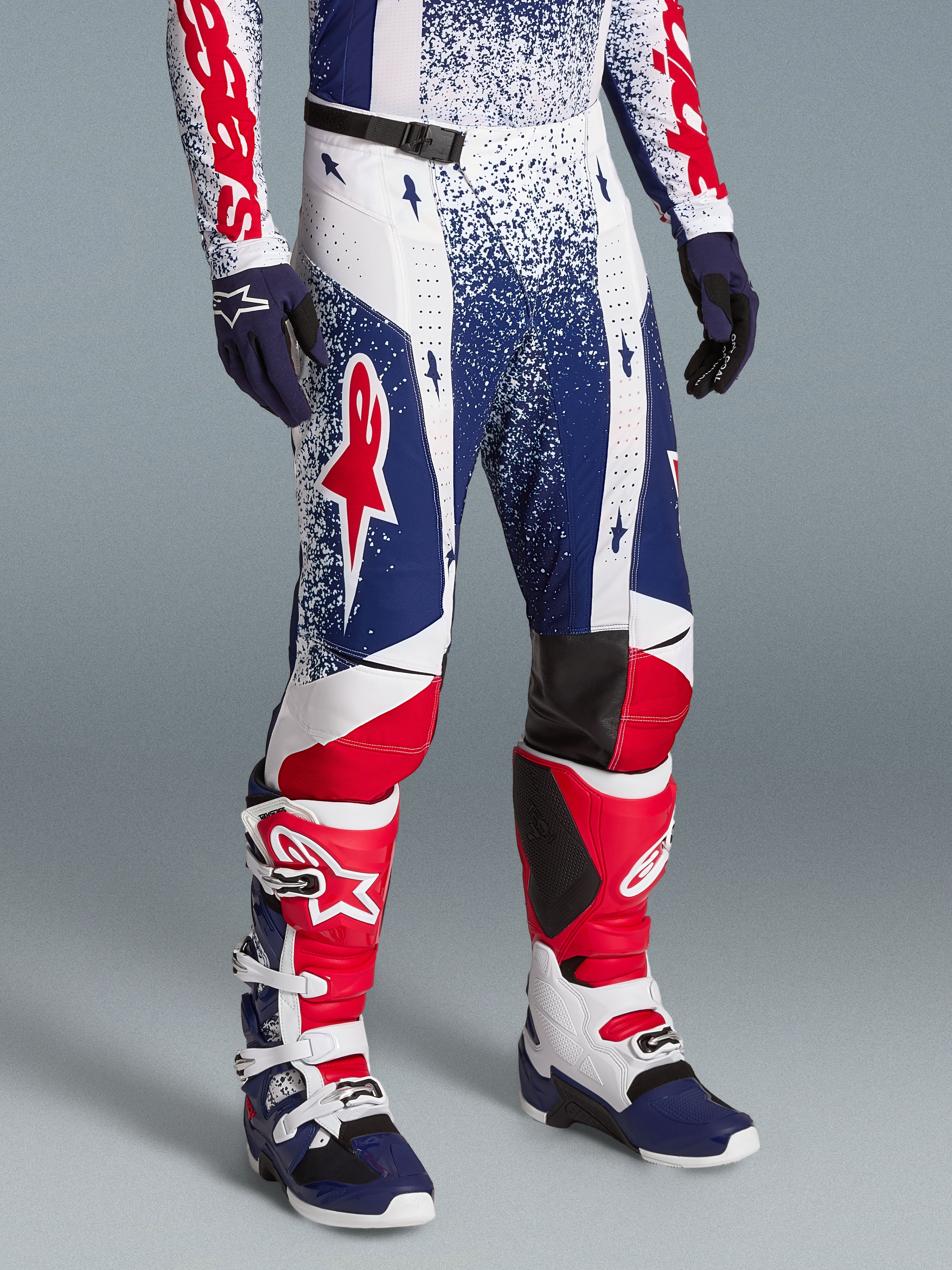 Alpinestars Techstar Unity beperkte oplage heren motorcrossbroek en laarzen, rood, wit en blauw, off-road racing.