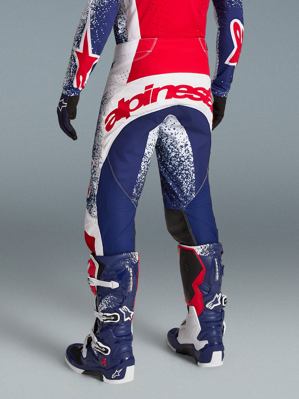Alpinestars Techstar Unity motorcrossbroek, limited edition in rood, wit en blauw met groot logo op de achterzijde.