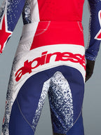 Alpinestars Limited Edition Techstar Unity broek, heren-motocrossracing, rood, wit en blauw met groot logo op de achterzijde.