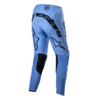 Alpinestars 2024 Supertech Dade broek, crossbroek, lichtblauw, achteraanzicht met grote zwarte Alpinestars-branding op het zitvlak, sterlogo's op de achterkant van de pijpen, zwarte verstevigde binnenkniepanelen en geperforeerde ventilatiezones.