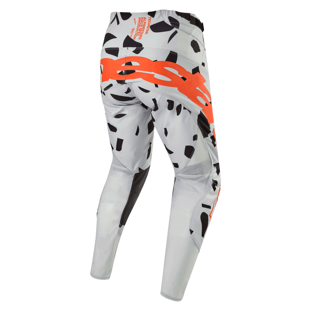Alpinestars 2024 Techstar Rantera crossbroek, motorcross broek, Haze Gray Camo, achteraanzicht met groot oranje logo over het zitvlak, zwarte grafische patronen op grijze stof, sportief ontwerp voor off-road prestaties