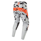 Alpinestars 2024 Techstar Rantera crossbroek, motorcross broek, Haze Gray Camo, achteraanzicht met groot oranje logo over het zitvlak, zwarte grafische patronen op grijze stof, sportief ontwerp voor off-road prestaties
