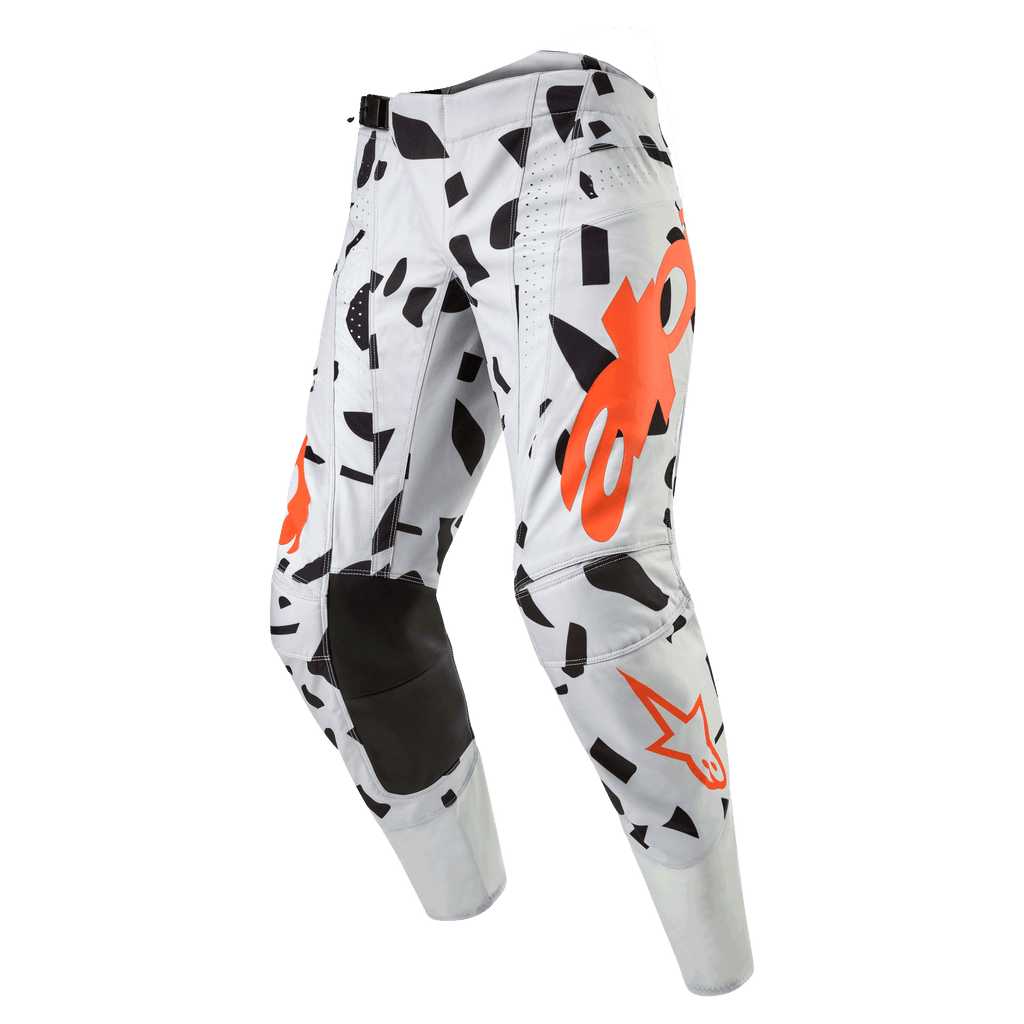 Alpinestars 2024 Techstar Rantera crossbroek, motorcross broek, Haze Gray Camo, lichtgrijs met zwarte abstracte vormen en oranje logo's, versterkte zwarte knieën, professionele off-road race-uitrusting