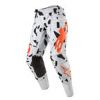 Alpinestars 2024 Techstar Rantera crossbroek, motorcross broek, Haze Gray Camo, lichtgrijs met zwarte abstracte vormen en oranje logo's, versterkte zwarte knieën, professionele off-road race-uitrusting
