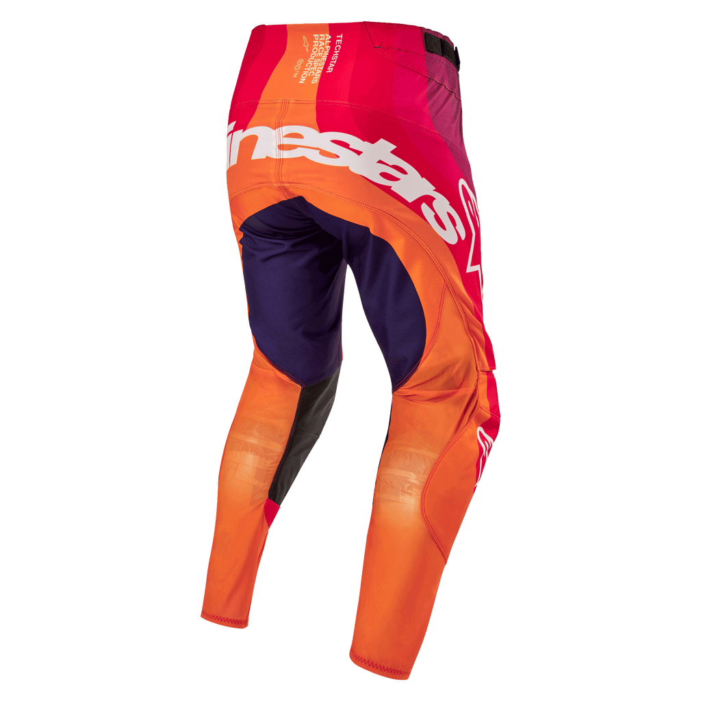 Alpinestars 2024 Techstar Pneuma crossbroek, motorcross broek, achteraanzicht, oranje, donkerpaars en donkerblauw, groot wit Alpinestars logo op de achterkant, technische stretchmaterialen voor optimale bewegingsvrijheid.