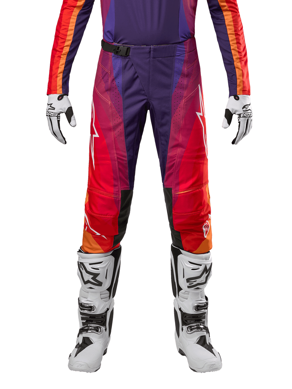 Alpinestars 2024 Techstar Pneuma crossbroek, motorcross broek in dieppaars, oranje en diepblauw, witte logo's op de benen, SX2 magnetische gesp, gedragen met witte crosslaarzen en bijpassende handschoenen