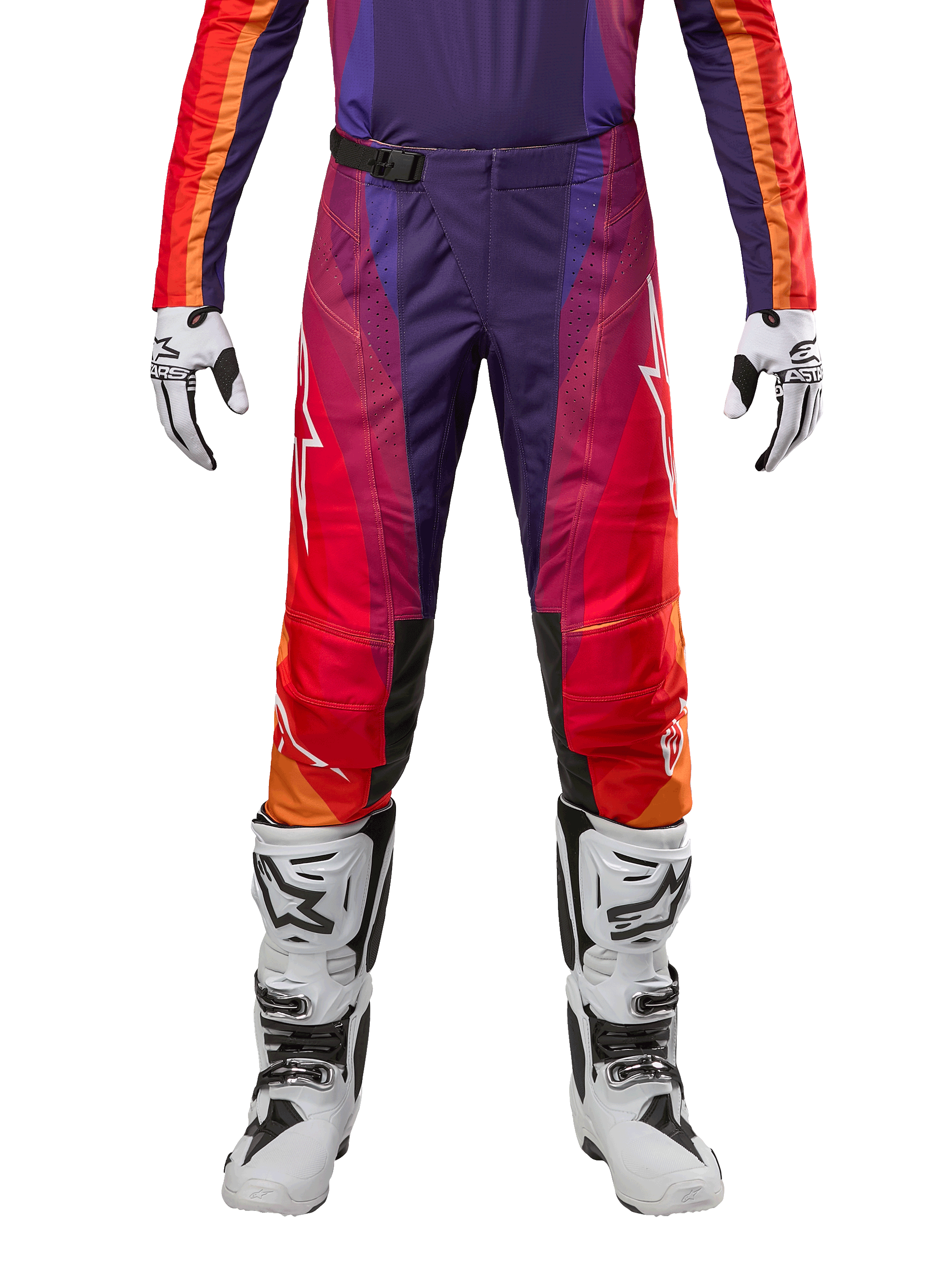 Alpinestars 2024 Techstar Pneuma crossbroek, motorcross broek in dieppaars, oranje en diepblauw, witte logo's op de benen, SX2 magnetische gesp, gedragen met witte crosslaarzen en bijpassende handschoenen