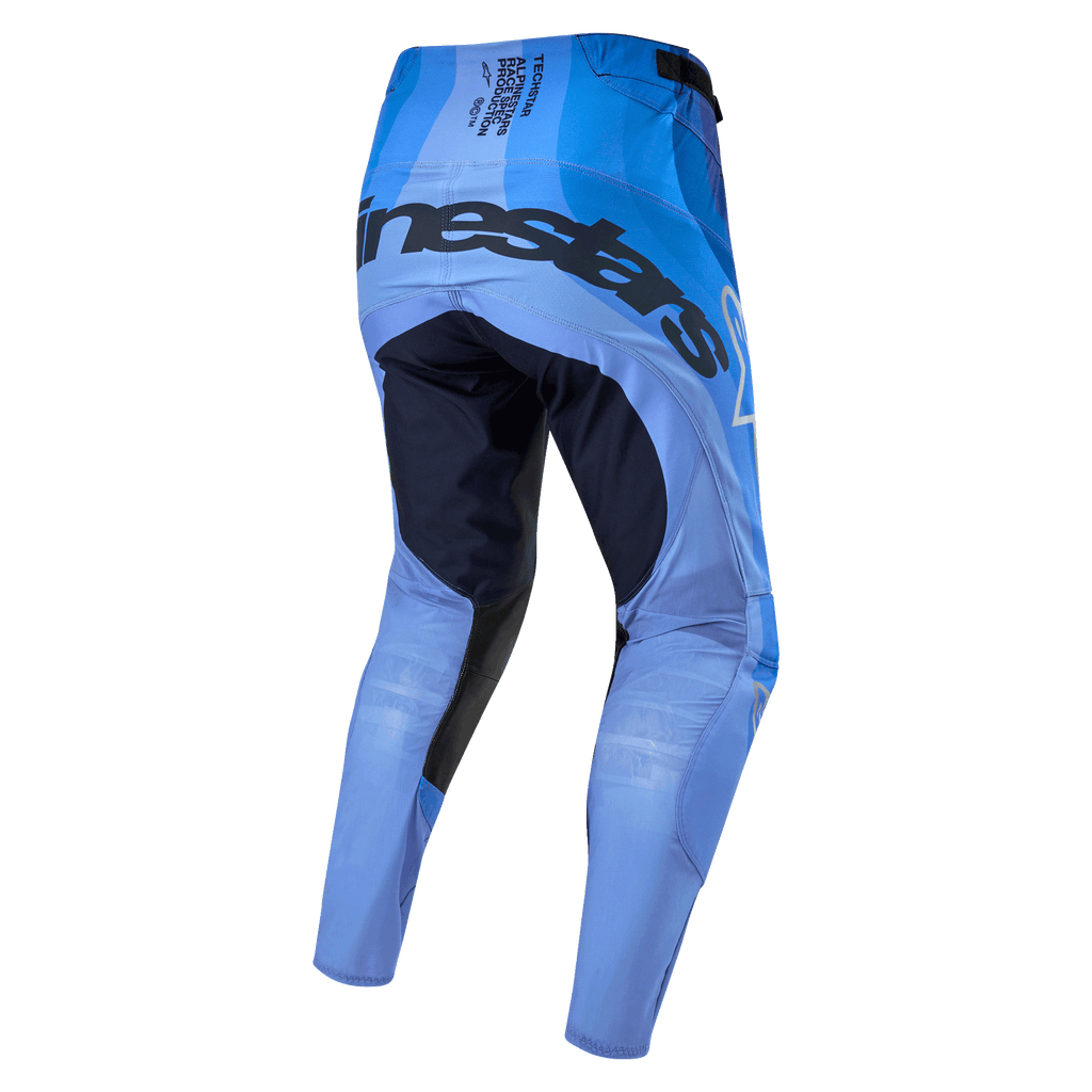 Alpinestars 2024 Techstar Pneuma broek, motocrossbroek, donkerblauw en lichtblauw, achteraanzicht met opvallende branding op het zitvlak, donkerblauwe versterkte binnenpanelen op de dijen en lichtgewicht lichtblauw chassis voor off-road prestaties.
