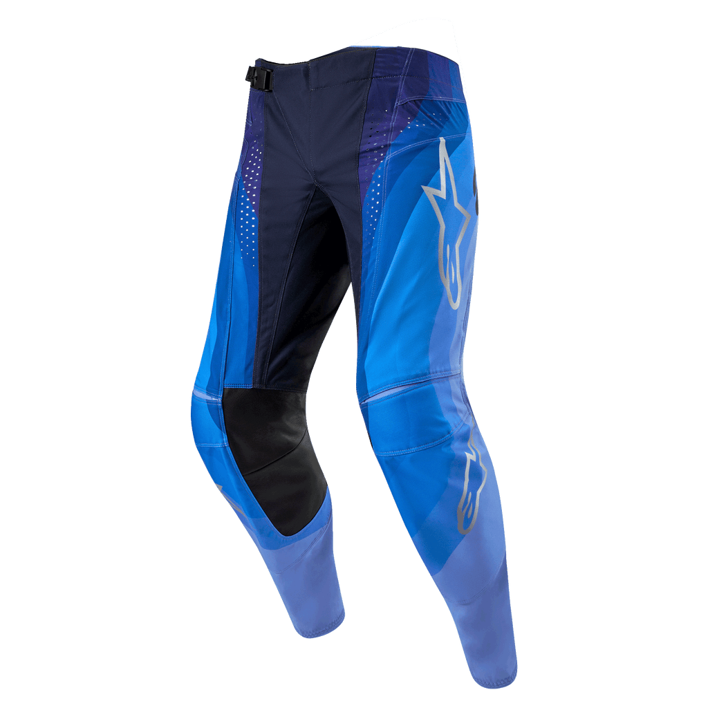 Alpinestars 2024 Techstar Pneuma broek, motorcross broek, donkerblauw en lichtblauw, met een zilveren Alpinestars sterlogo op de dij, zwarte lederen panelen aan de binnenkant van de knie en lasergesneden ventilatieperforaties.
