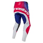 Alpinestars 2024 Techstar Pneuma crossbroek, motorcross broek, blauw, marsrood en wit, achteraanzicht met grote witte Alpinestars-branding over het zitvlak, blauwe en rode panelen met witte onderkant van de benen, duurzaam ontwerp voor off-road competitie
