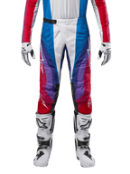 Alpinestars 2024 Techstar Pneuma crossbroek, motorcross broek, Blu Mars Red White, voorzien van een veelkleurig hoekig ontwerp met paarse accenten, gecombineerd met witte en zwarte motorcrosslaarzen en bijpassende handschoenen, sportieve racepasvorm voor off-road prestaties