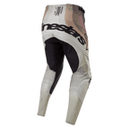 Alpinestars 2024 Techstar Pneuma broek, motorcrossbroek, Dark Sand en Iron Dust grijs, achteraanzicht met zwart verstevigd zitvlak en opvallende Alpinestars-branding over de achterzijde, technische race-spec tekst op de tailleband, aards camouflage-achtig ontwerp, duurzame textielconstructie voor off-road racen
