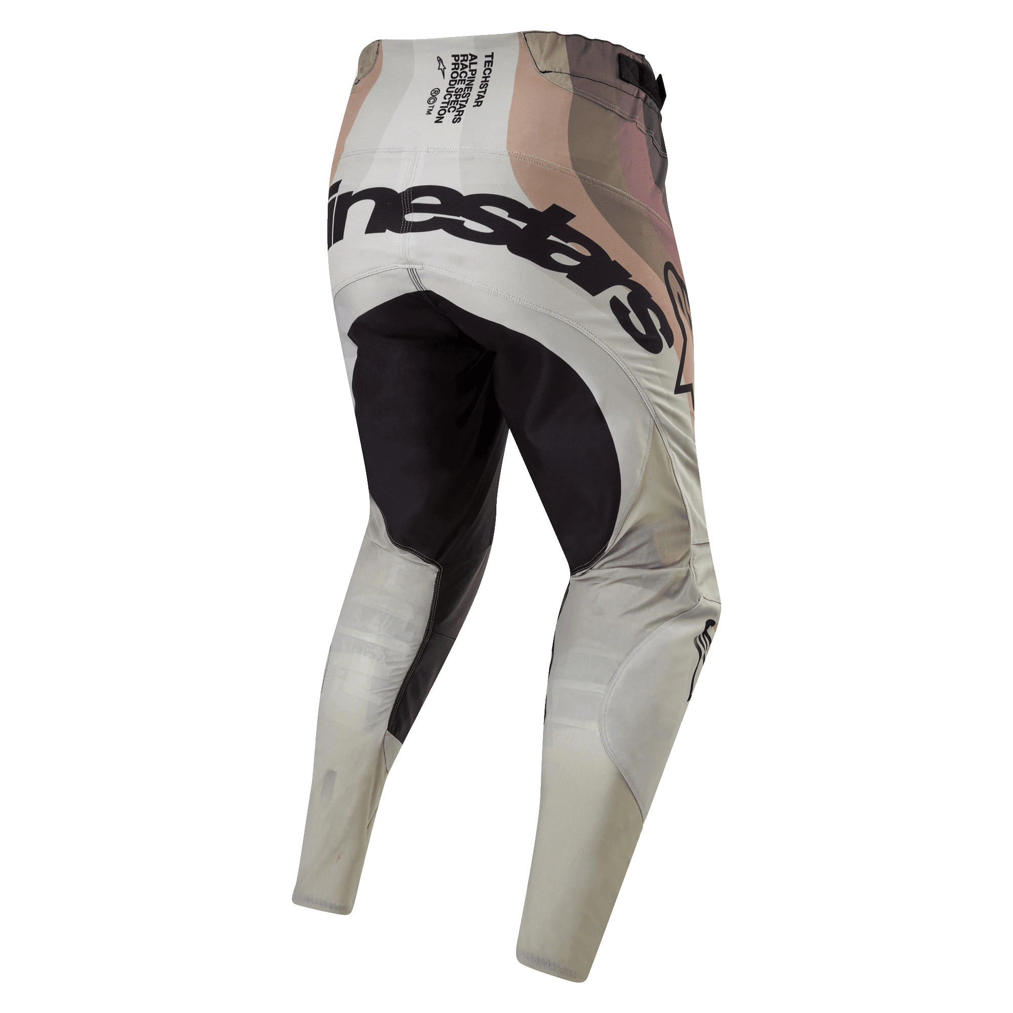 Alpinestars 2024 Techstar Pneuma broek, motorcrossbroek, Dark Sand en Iron Dust grijs, achteraanzicht met zwart verstevigd zitvlak en opvallende Alpinestars-branding over de achterzijde, technische race-spec tekst op de tailleband, aards camouflage-achtig ontwerp, duurzame textielconstructie voor off-road racen