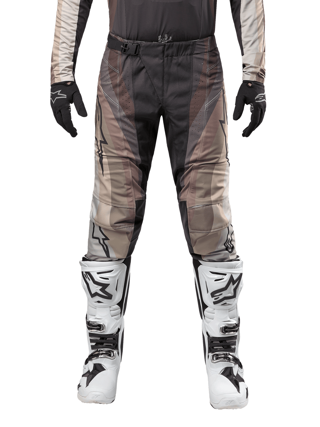 Alpinestars 2024 Techstar Pneuma broek, motorcrossbroek, donkerzand en grijs, gedragen met bijpassende jersey, zwarte handschoenen en wit-zwarte laarzen, voorzien van SX2 magnetische gesp en Astars-branding, duurzame off-road racekleding