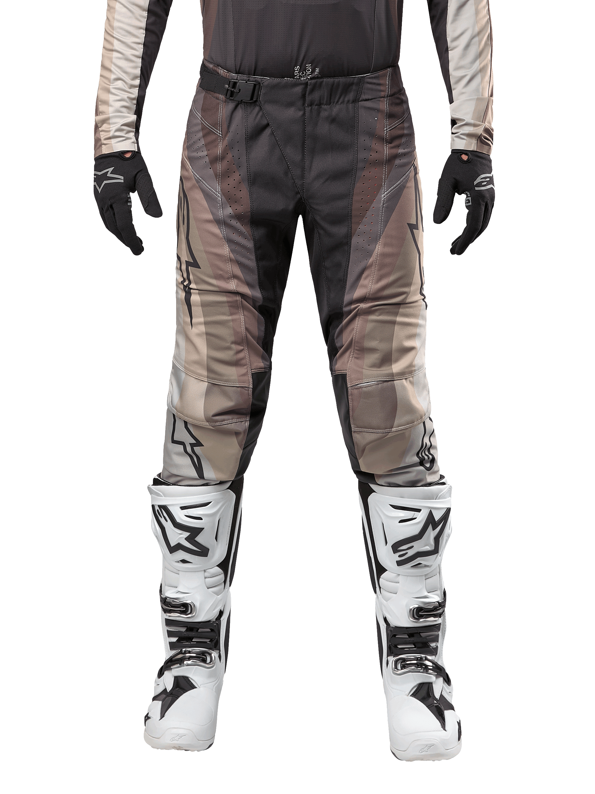 Alpinestars 2024 Techstar Pneuma broek, motorcrossbroek, donkerzand en grijs, gedragen met bijpassende jersey, zwarte handschoenen en wit-zwarte laarzen, voorzien van SX2 magnetische gesp en Astars-branding, duurzame off-road racekleding