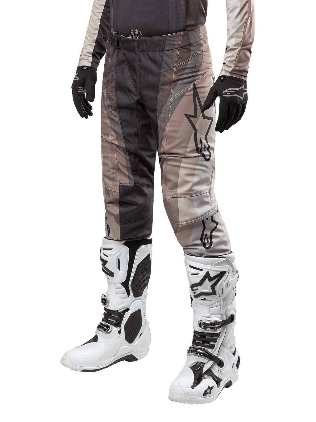 Alpinestars 2024 Techstar Pneuma broek, motorcrossbroek, Dark Sand en Iron Dust grijs, gedragen met witte en zwarte laarzen en zwarte handschoenen, voorzien van een golvend patroon met een groot sterlogo, duurzame uitrusting voor off-road racing