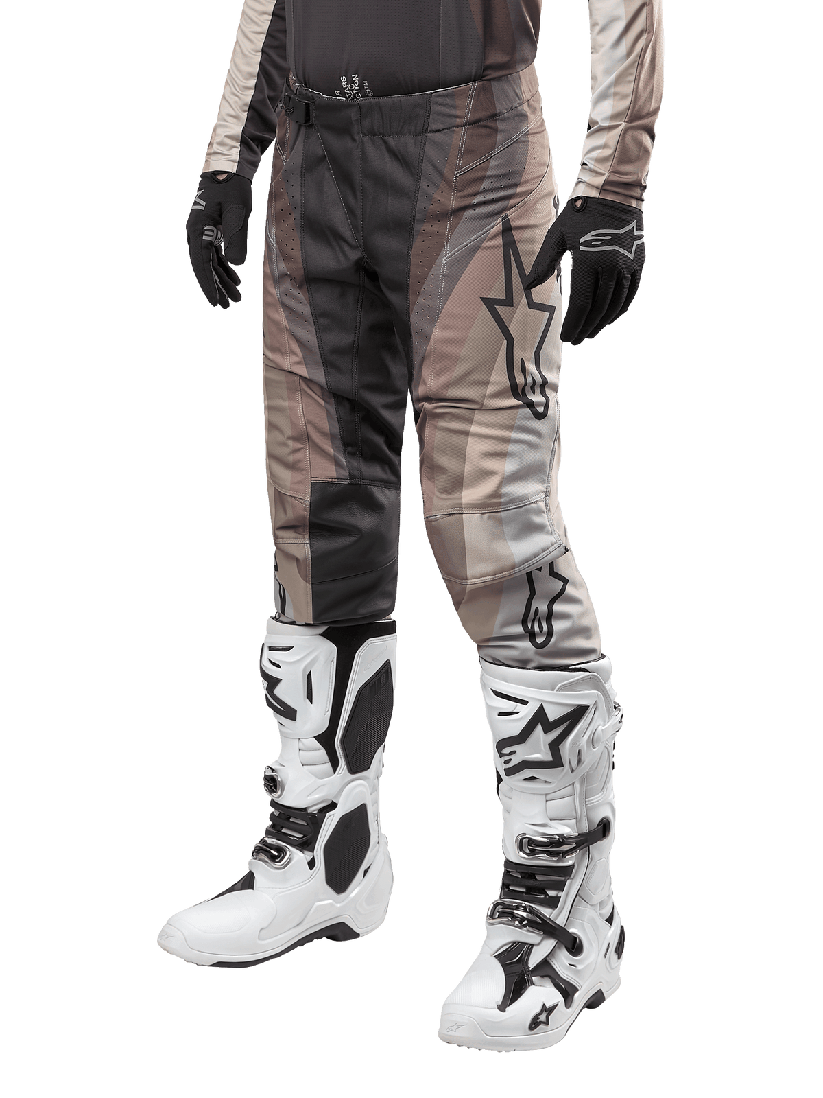 Alpinestars 2024 Techstar Pneuma broek, motorcrosbroek, grijs, zwart en beige met sterlogo, persoon draagt zwarte handschoenen en witte laarzen met zwarte details