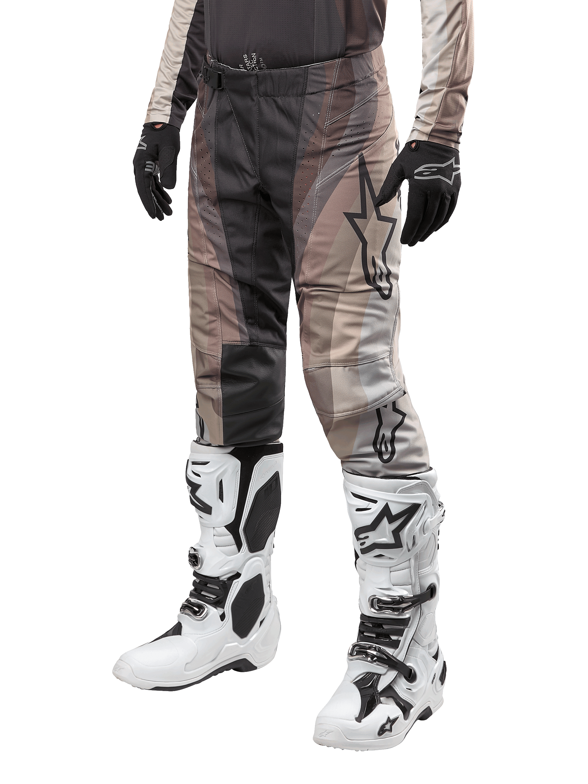 Alpinestars 2024 Techstar Pneuma broek, motorcrossbroek, Dark Sand en Iron Dust grijs, gedragen met witte en zwarte laarzen en zwarte handschoenen, voorzien van een golvend patroon met een groot sterlogo, duurzame uitrusting voor off-road racing