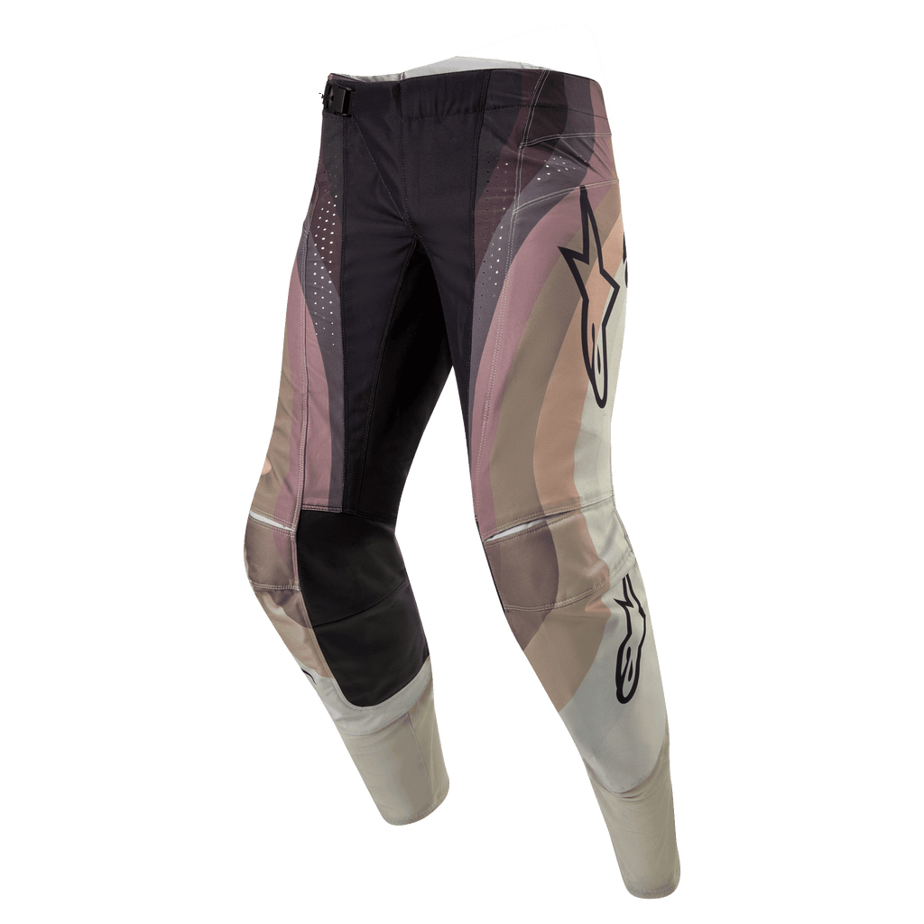 Alpinestars 2024 Techstar Pneuma crossbroek, motorcross broek, Dark Sand, Iron Dust en grijs, golvend kleurvlak-ontwerp met Alpinestars sterlogo's, zwarte versterkte kniepanelen en lasergesneden perforaties, duurzame off-road racekleding