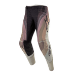 Alpinestars 2024 Techstar Pneuma crossbroek, motorcross broek, Dark Sand, Iron Dust en grijs, golvend kleurvlak-ontwerp met Alpinestars sterlogo's, zwarte versterkte kniepanelen en lasergesneden perforaties, duurzame off-road racekleding