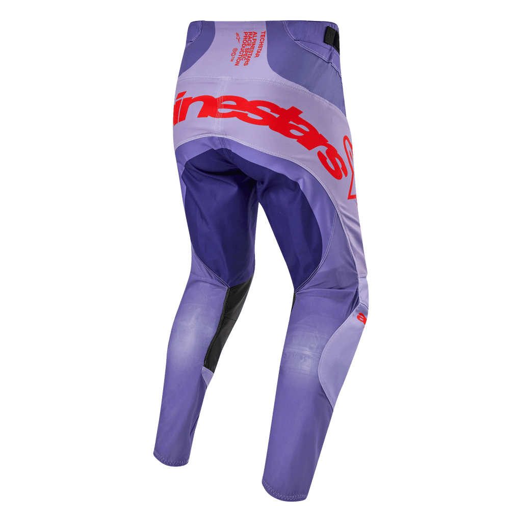 Alpinestars 2024 Techstar Ocuri motorcross broek, paars met opvallende rode Alpinestars logo's op de achterzijde, achteraanzicht, technische materialen voor off-road prestaties en duurzaamheid.