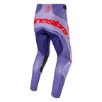 Alpinestars 2024 Techstar Ocuri motorcross broek, paars met opvallende rode Alpinestars logo's op de achterzijde, achteraanzicht, technische materialen voor off-road prestaties en duurzaamheid.