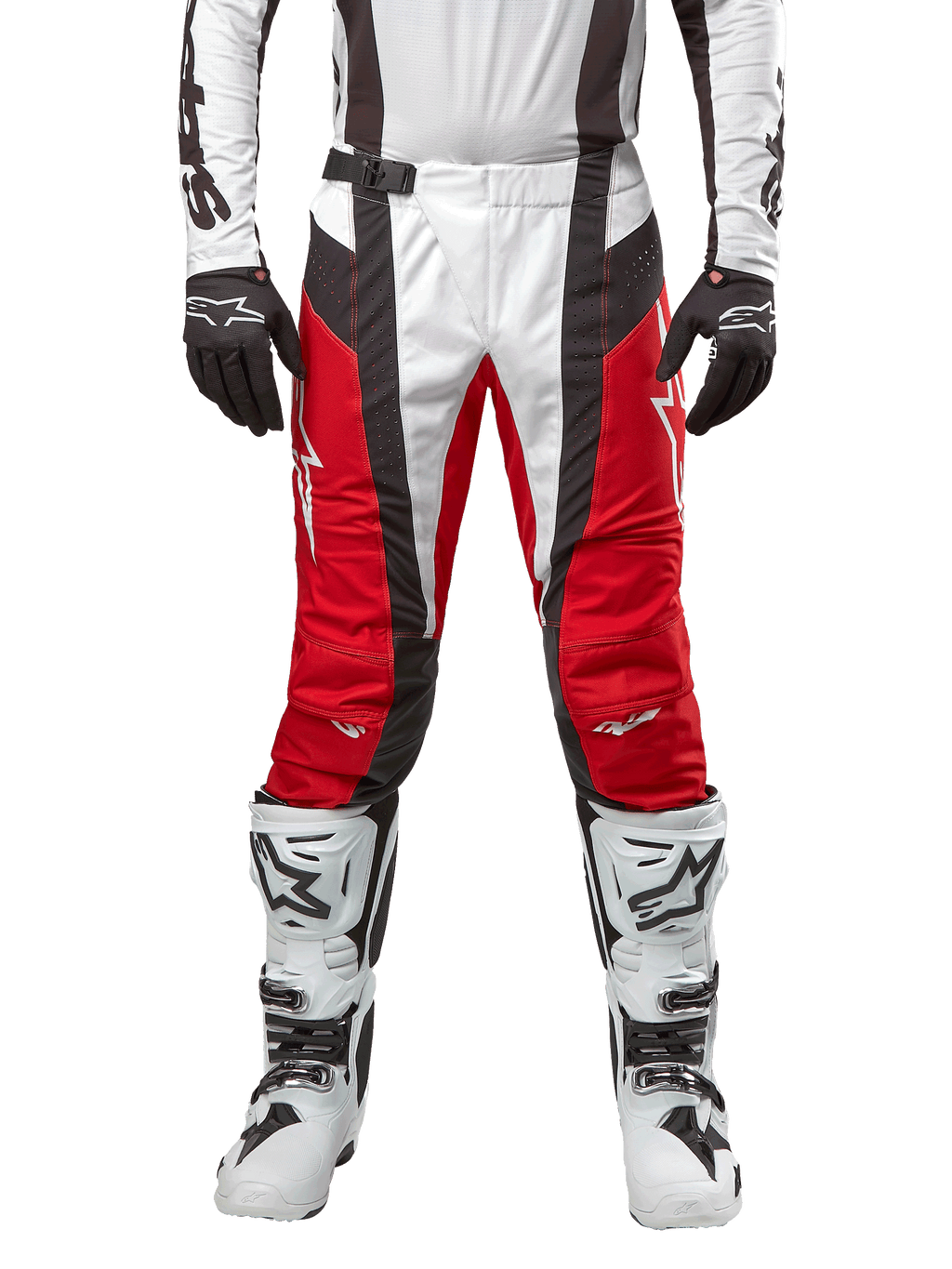 Alpinestars 2024 Techstar Ocuri broek, motorcrossbroek, Mars Red White Black (rood, wit en zwart), vooraanzicht gedragen met bijpassende witte jersey, zwarte handschoenen en witte laarzen, voorzien van ademende geperforeerde panelen en een race-geïnspireerde pasvorm voor off-road prestaties