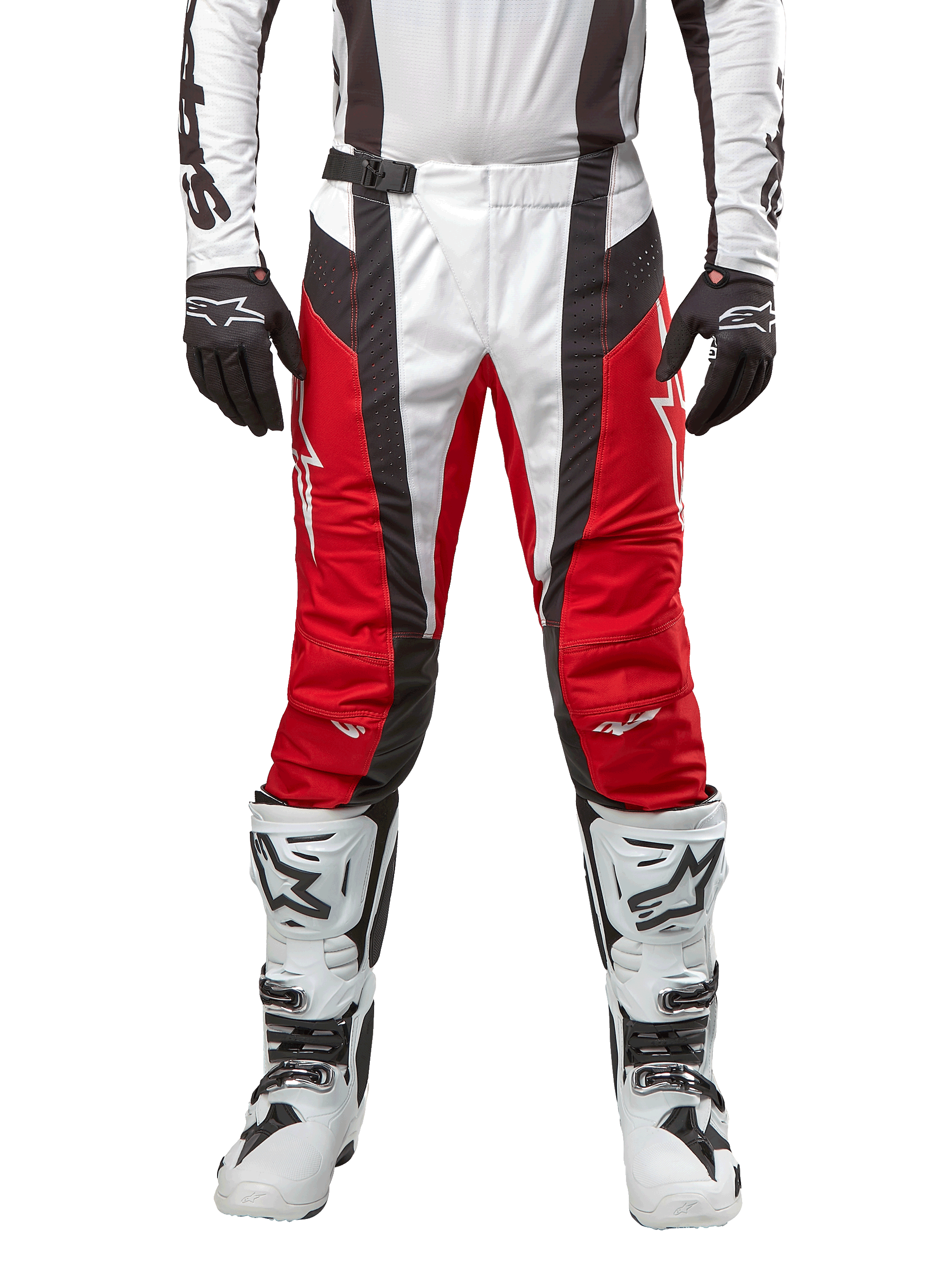 Alpinestars 2024 Techstar Ocuri broek, motorcrossbroek, Mars Red White Black (rood, wit en zwart), vooraanzicht gedragen met bijpassende witte jersey, zwarte handschoenen en witte laarzen, voorzien van ademende geperforeerde panelen en een race-geïnspireerde pasvorm voor off-road prestaties