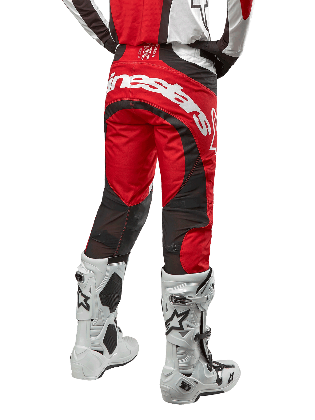 Alpinestars 2024 Techstar Ocuri crossbroek, motorcross broek, Mars Red, wit en zwart, achteraanzicht met groot wit Alpinestars-logo op het zitvlak, zwarte mesh ventilatiepanelen, gedragen met wit-zwarte motorcrosslaarzen, atletische race-fit voor off-road rijden