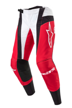 Alpinestars 2024 Techstar Ocuri crossbroek, motorcross broek, Mars Red White Black, met rode en witte panelen en zwarte geperforeerde accenten, groot wit Astar-logo op het dijbeen, Alpinestars-branding op de schenen, duurzaam ontwerp voor off-road racen