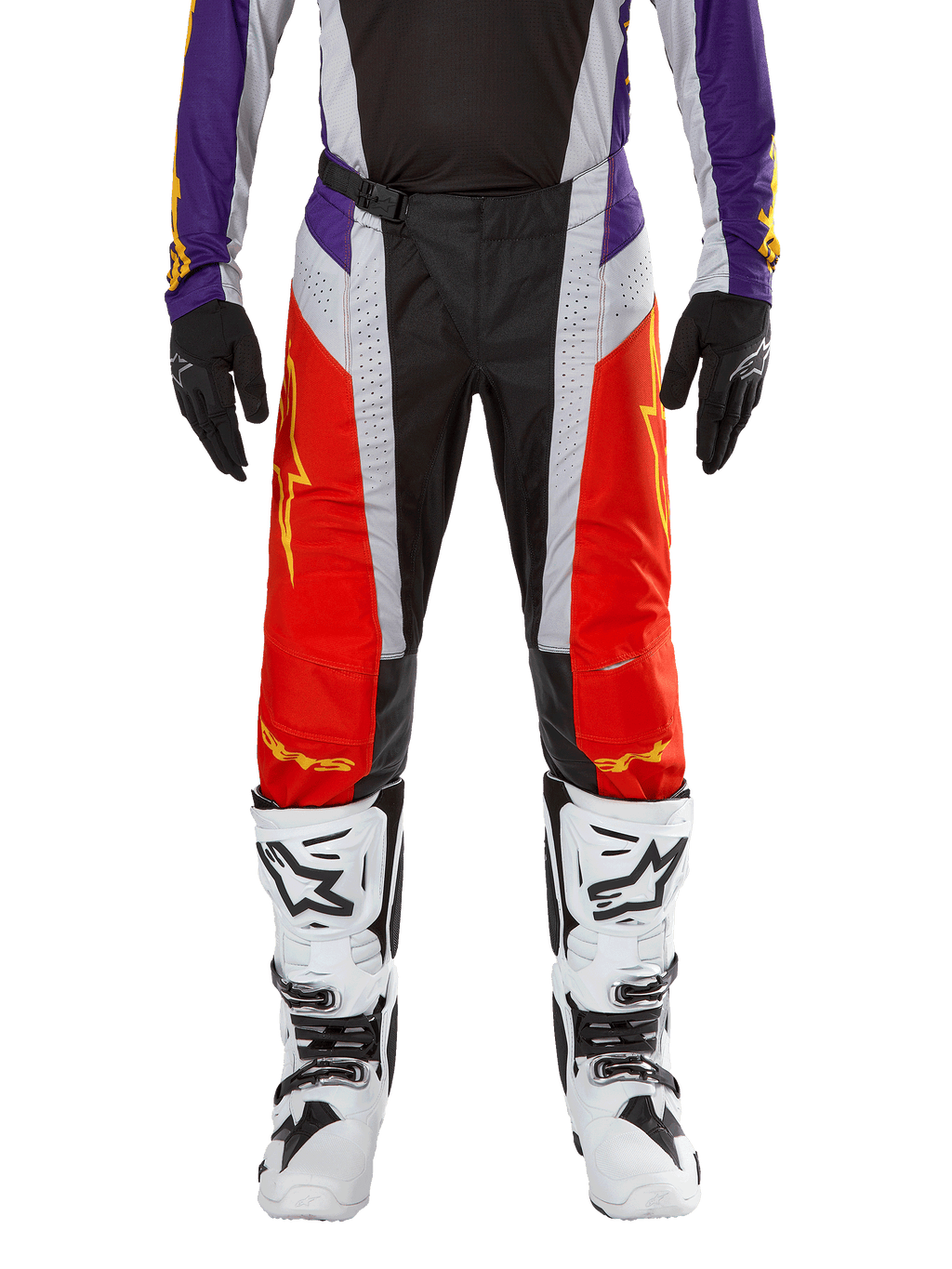 Alpinestars 2024 Techstar Ocuri crossbroek, motorcross broek, fel oranje, paars en zwart, gedragen met bijpassende jersey, zwarte handschoenen en witte laarzen, voorzien van opvallende oranje voorpanelen, paarse taille-accenten en geperforeerde grijze delen, technisch ontwerp voor off-road racen