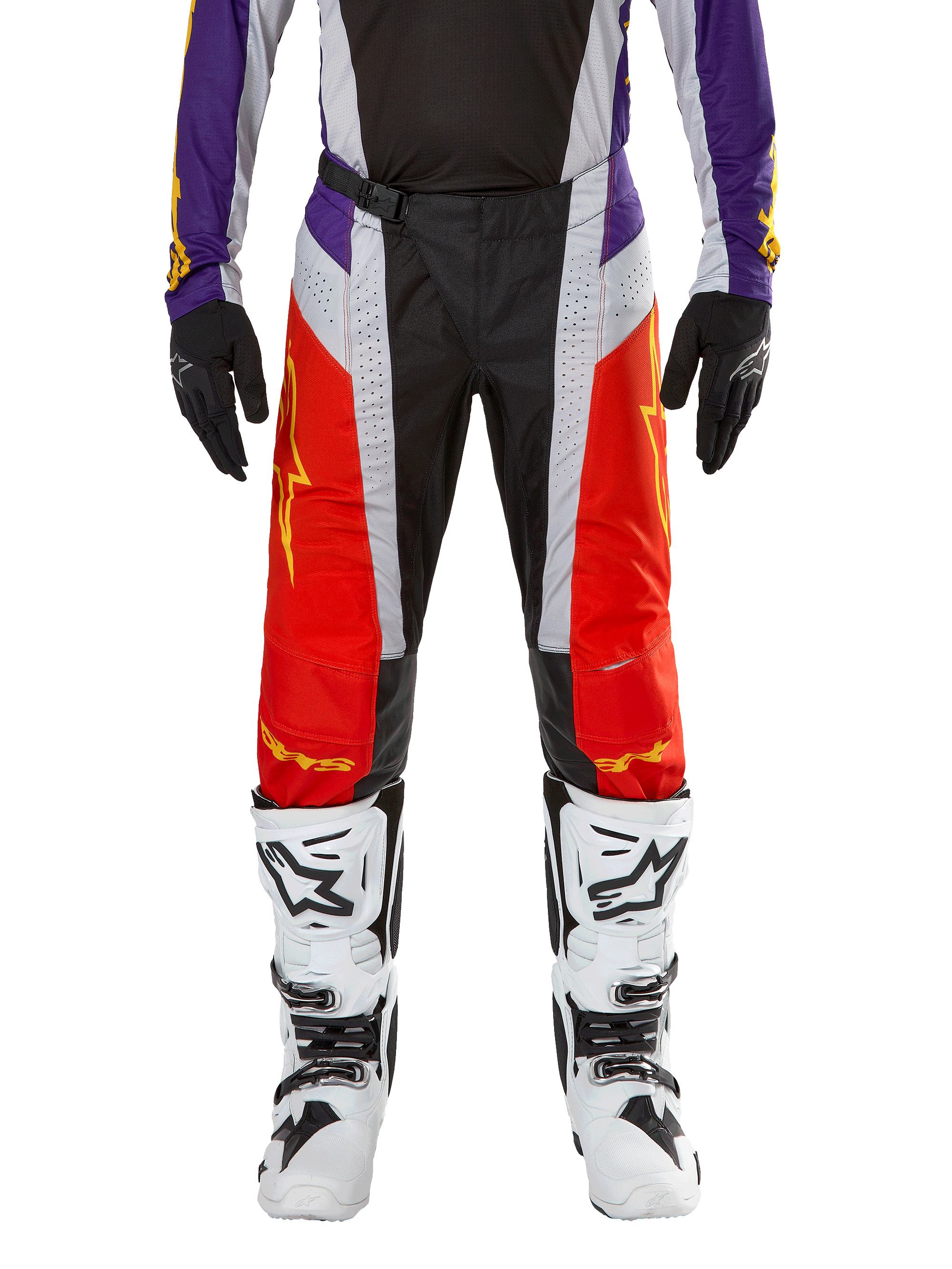 Alpinestars 2024 Techstar Ocuri crossbroek, motorcross broek, fel oranje, paars en zwart, gedragen met bijpassende jersey, zwarte handschoenen en witte laarzen, voorzien van opvallende oranje voorpanelen, paarse taille-accenten en geperforeerde grijze delen, technisch ontwerp voor off-road racen