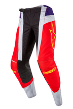 Alpinestars 2024 Techstar Ocuri broek, motorcross broek, Hot Orange Purple Black, voorzien van rode en witte panelen, paarse heupaccenten, geel sterlogo op de dij en zwarte versterkte knieën, sportief ontwerp voor off-road racing