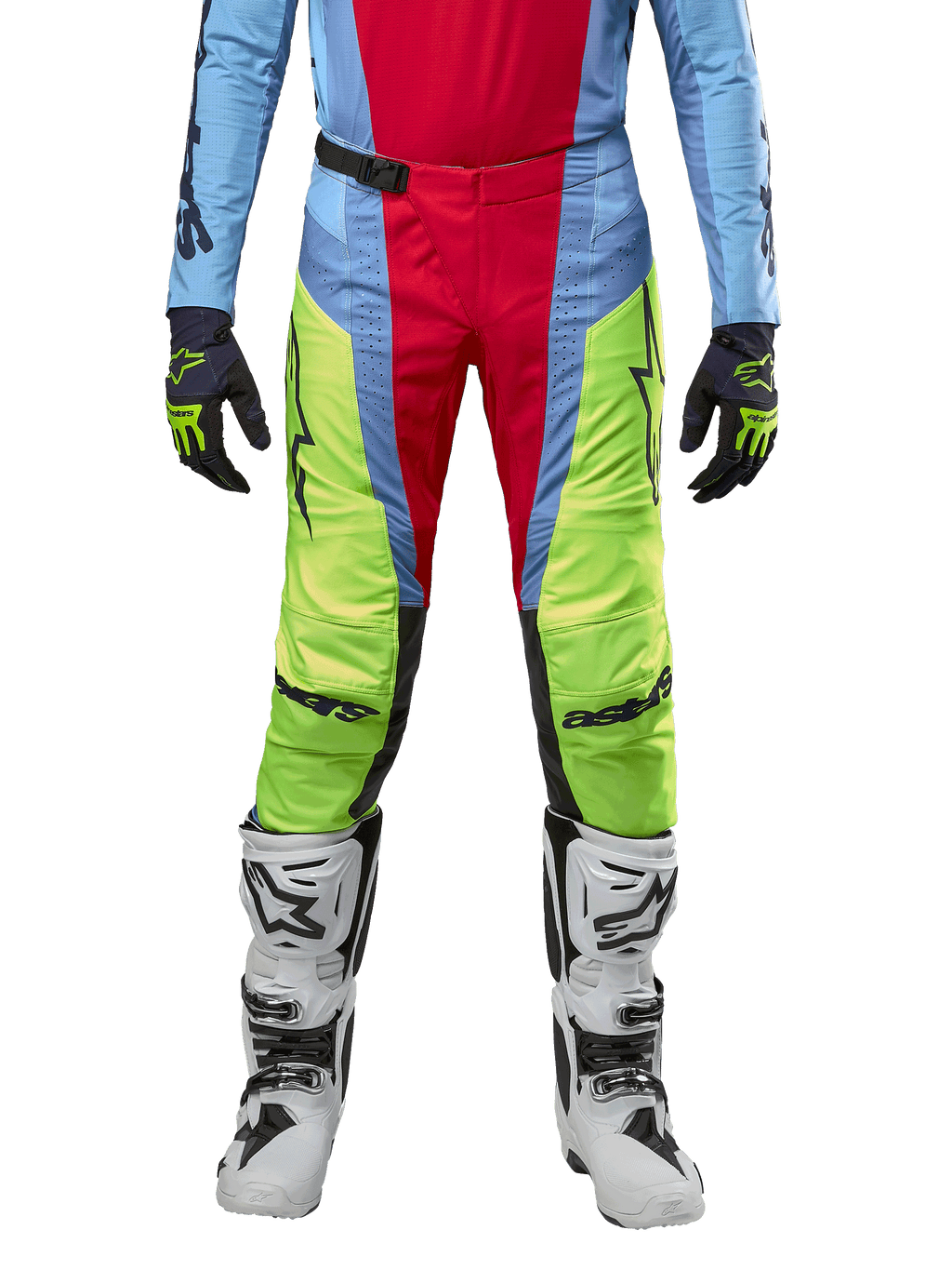 Alpinestars 2024 Techstar Ocuri crossbroek, motorcross broek, lichtblauw, fluorgeel en bessenrood, gedragen met bijpassende jersey en witte motorcrosslaarzen, voorzien van levendige kleurvlakken en zwarte logo's, duurzaam racing-fit ontwerp