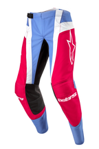 Alpinestars 2024 Techstar Ocuri broek, motorcrossbroek, lichtblauw, Mars rood en wit, met opvallende rode panelen en een wit sterlogo, zwarte verstevigingen aan de binnenkant van de knie en witte geperforeerde verticale strepen voor ventilatie