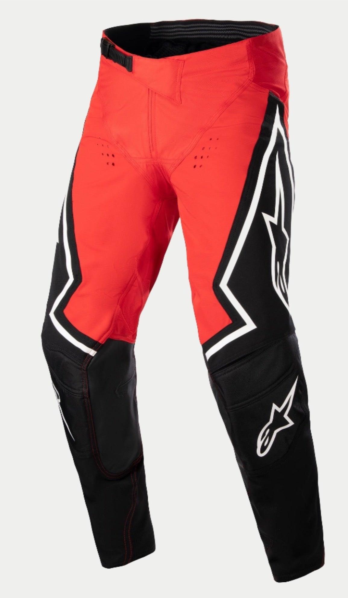 Alpinestars Techstar Acumen LE Broek, motorcross broek, rood zwart en wit, met een rood bovenstuk en zwarte onderbenen, witte sterlogo's op de zijkanten en een zwarte verstelbare taillegesp, duurzame off-road race-uitrusting