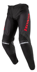 Alpinestars Honda Racer Iconic crossbroek, motorcross broek, zwart met rode branding, voorzien van een groot rood Honda-logo op het bovenbeen en witte Alpinestars-tekst op de knieën, sportief ontwerp voor off-road prestaties